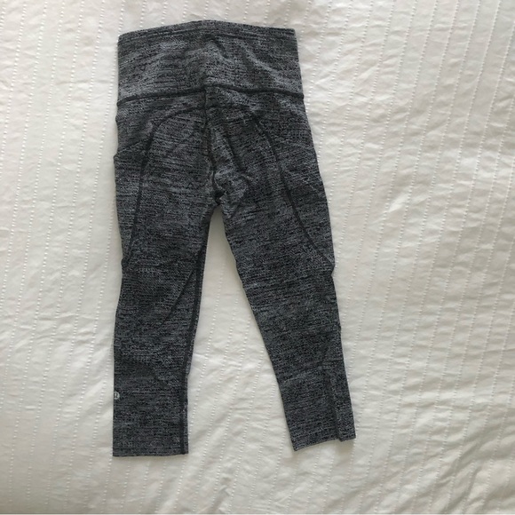 Like new black and white speckled Lululemon cropped leggings size 4 - Picture 4 of 4